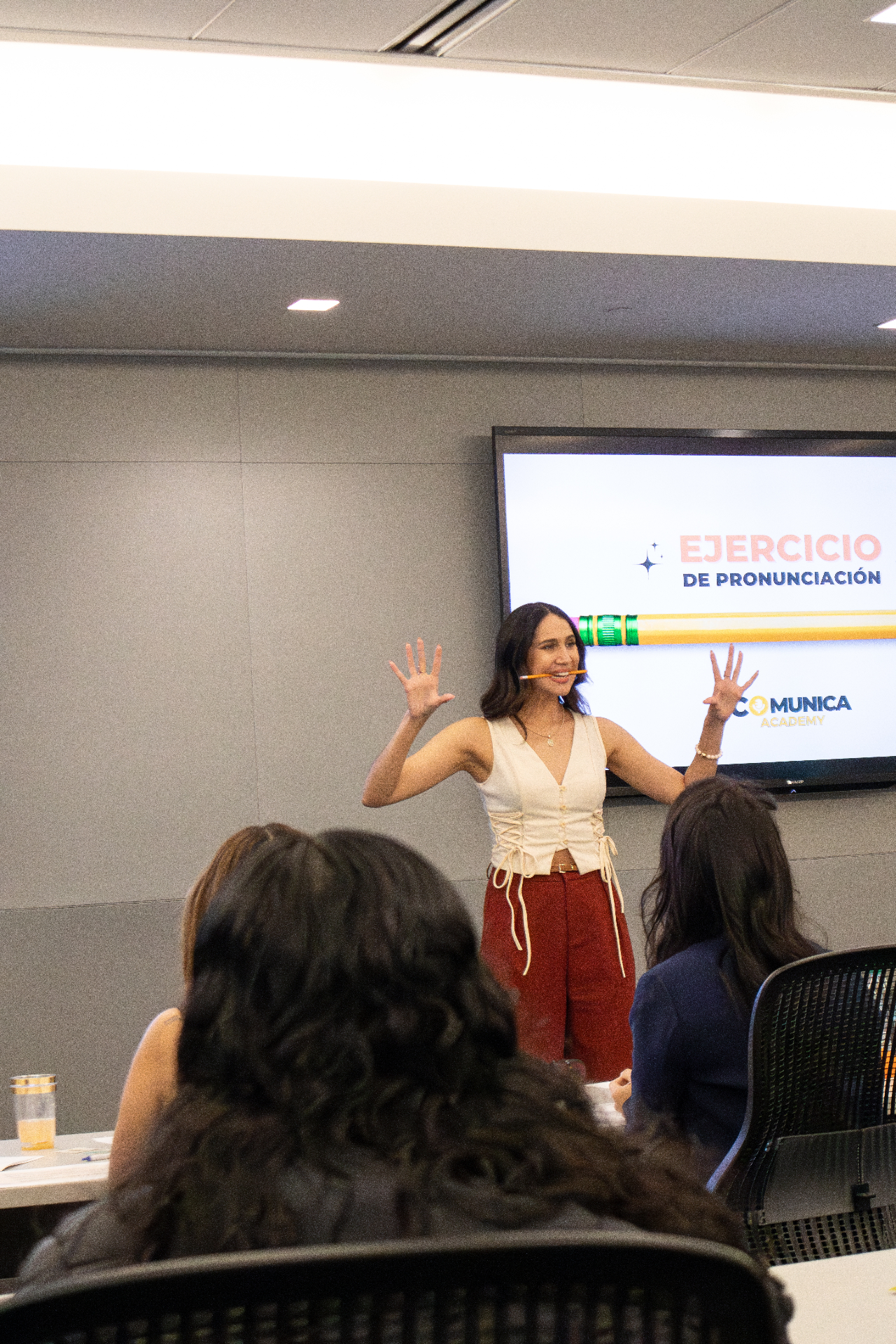 Ejercicio práctico de voz y pronunciación durante el taller